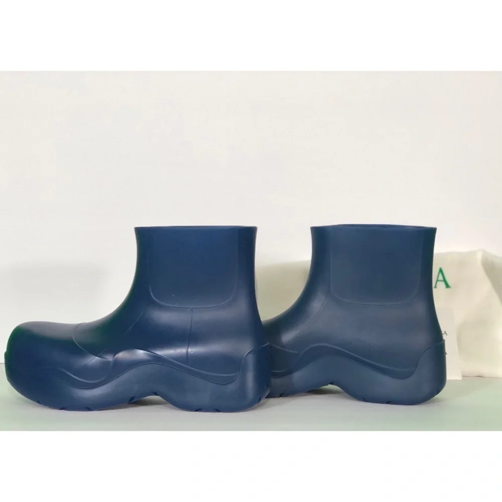 BOTTEGA VENETA Men’s Blue Rubber Puddle Ankle Rain Boots Size 42 US Size 9 NWT